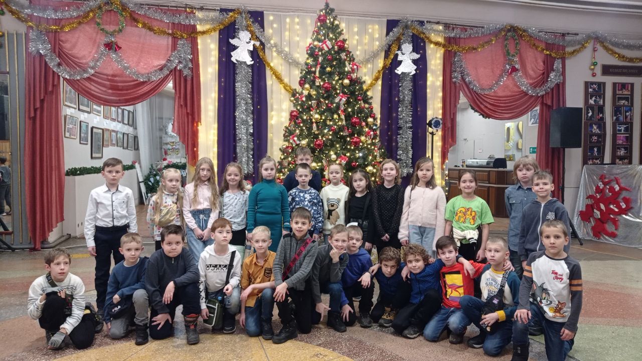 Ученики 2А класса , с классным  руководителем  Моисеевой  Н.Е. открыли новогодний театральный сезон.